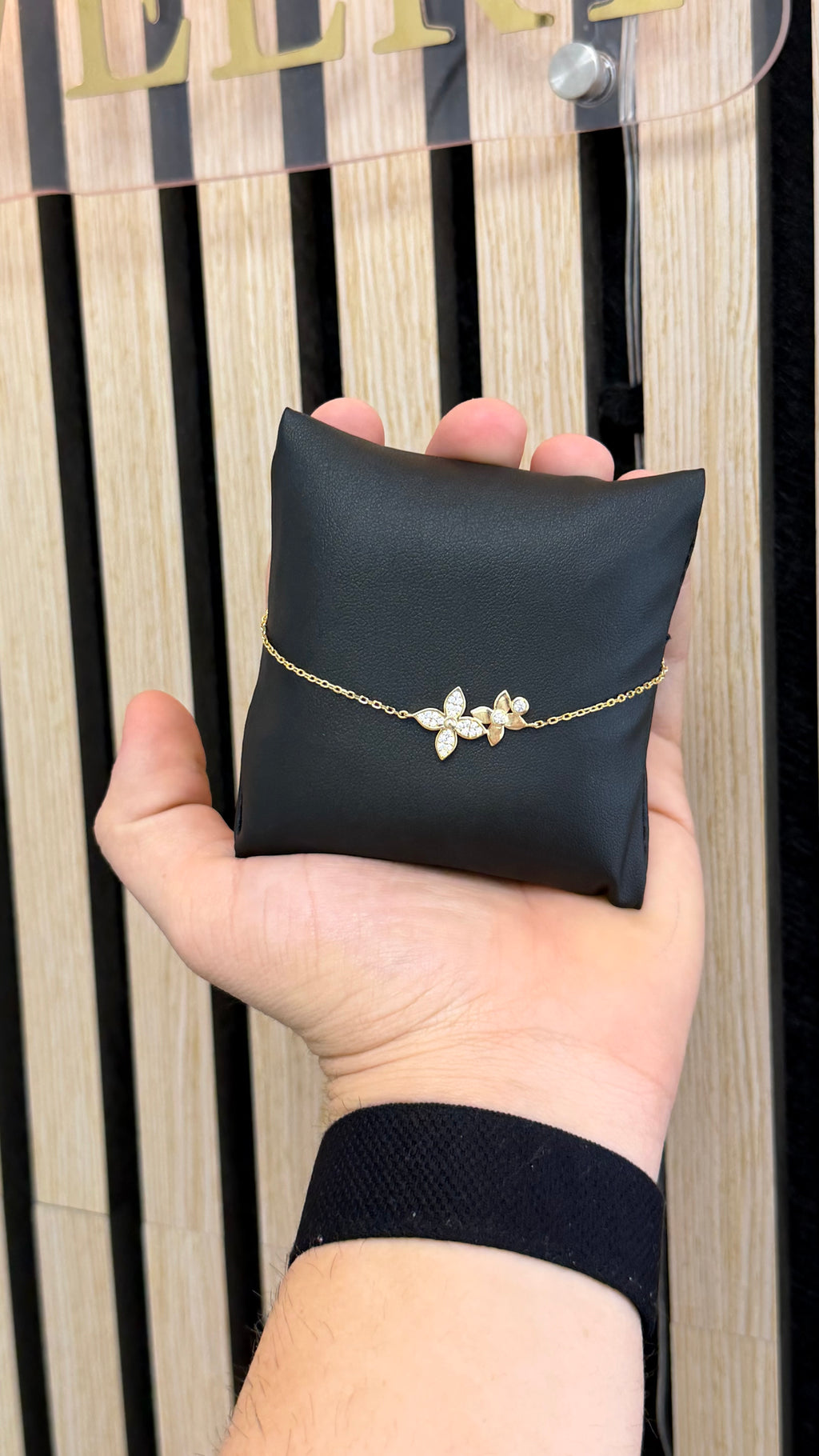 Delicado Brazalete con Diseño de Flores en Plata 925